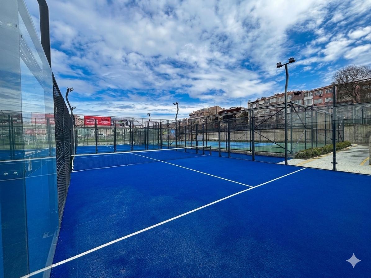 Fatih'te Padel: Silivrikapı Spor Köyü'nde Saati 600 TL'ye 2 Kort
